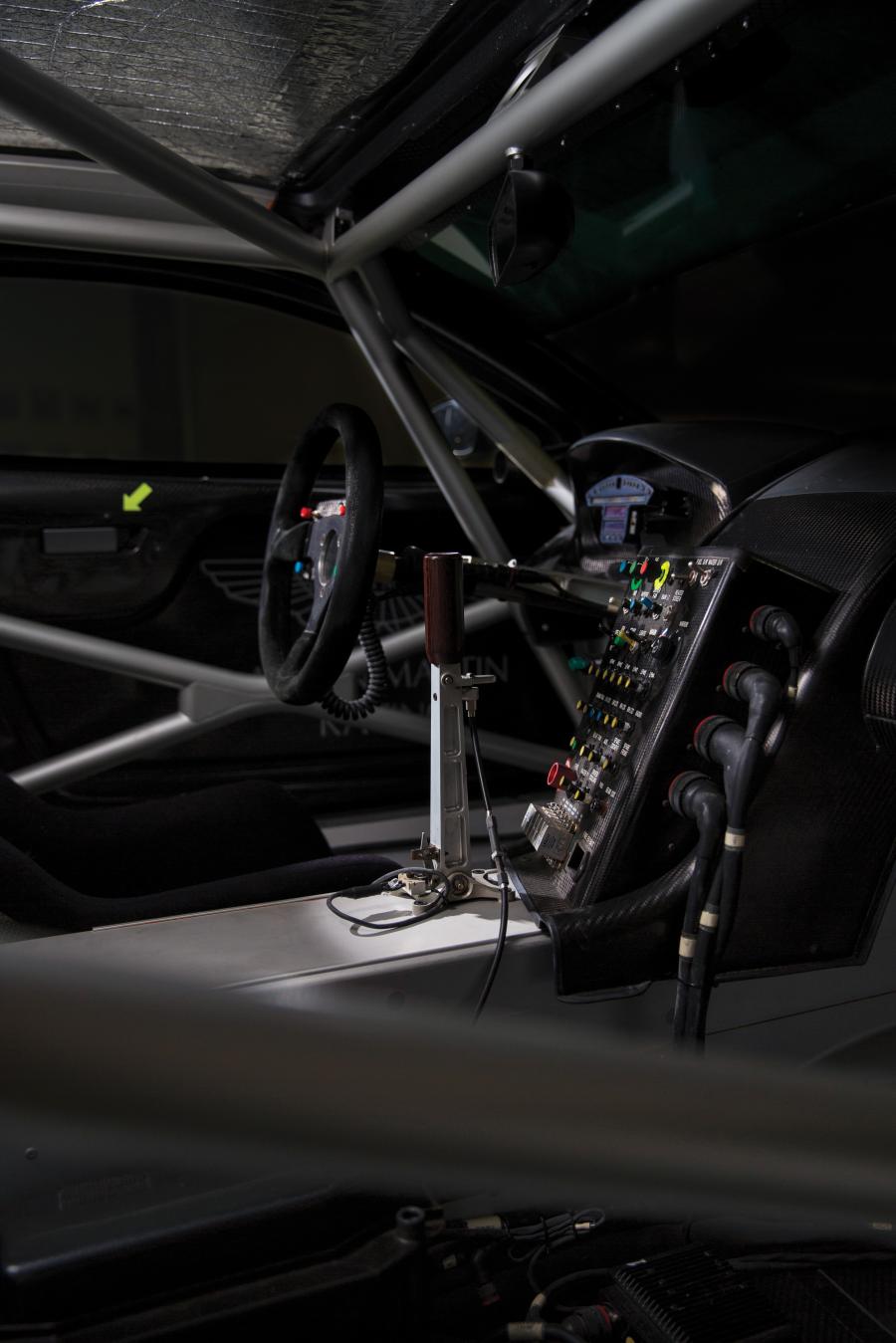 Интерьер Aston Martin DBR9 2005 года  (фото 20 из 60)